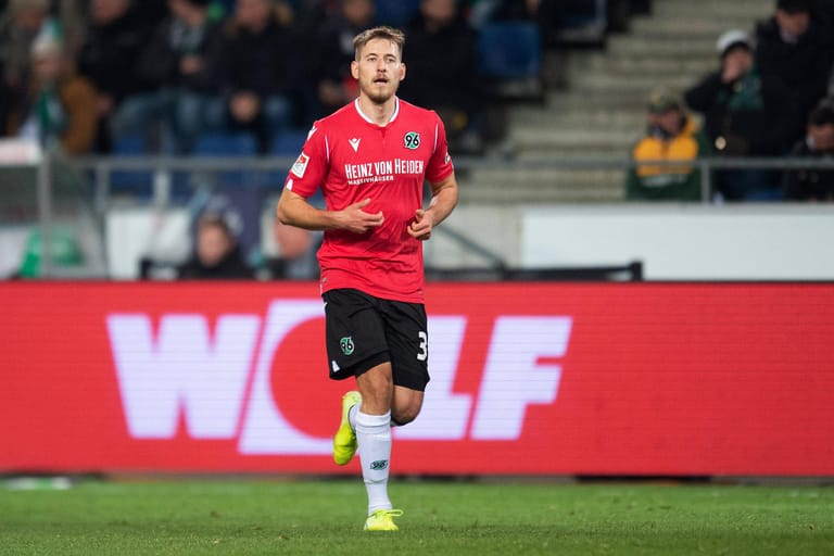 Für vier Millionen Euro hat der VfB Stuttgart Hannovers Kapitän Waldemar Anton verpflichtet. Der Verteidiger erhält bei den Schwaben einen Vierjahresvertrag.