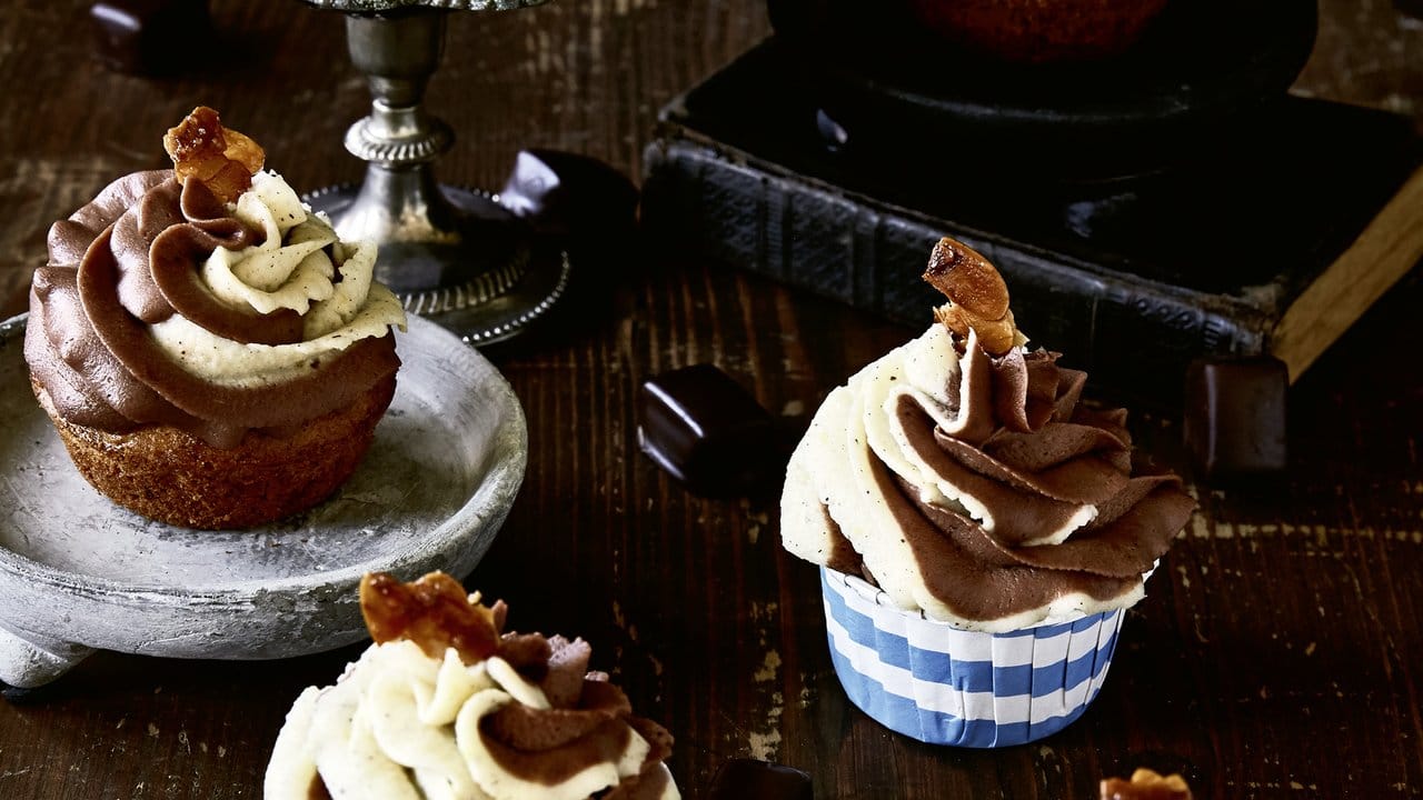 Zum Verzieren der Cupcakes eignet sich neben Sahnecreme und amerikanischer Buttercreme auch eine Mascarpone-Quark-Creme. Zum Verzieren der Cupcakes eignet sich neben Sahnecreme und amerikanischer Buttercreme auch eine Mascarpone-Quark-Creme.