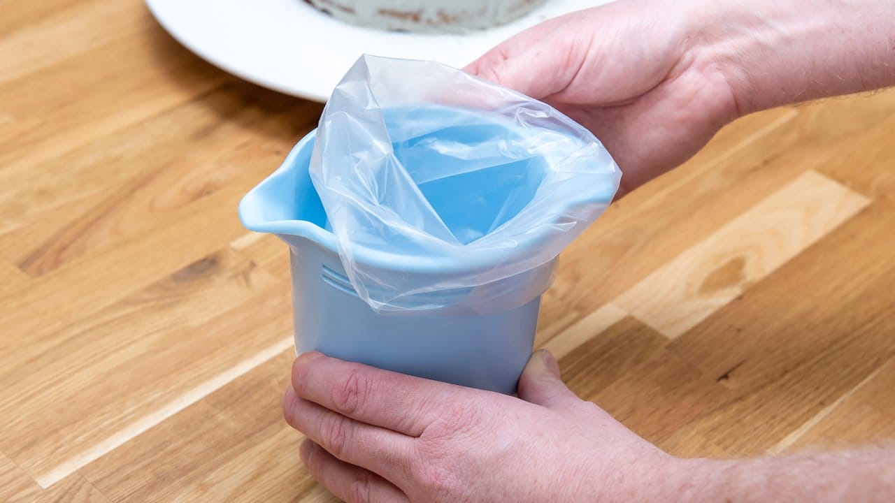 Um den Spritzbeutel zu befüllen, stülpt man ihn am besten über einen hohen Becher. Um den Spritzbeutel zu befüllen, stülpt man ihn am besten über einen hohen Becher.