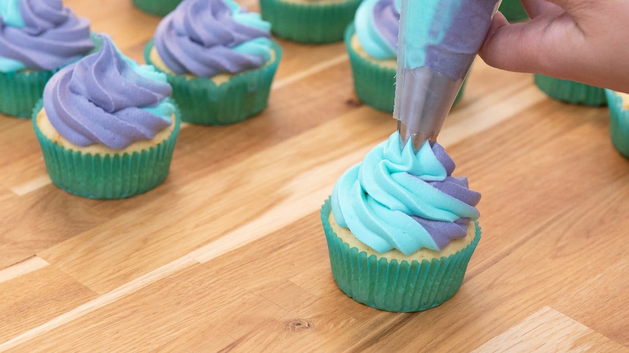 Genau wie der Swirl vom Softeis wird das Topping mittels Sterntülle kreisförmig von außen nach innen aufgetragen und gewinnt so Runde für Runde an Höhe. Genau wie der Swirl vom Softeis wird das Topping mittels Sterntülle kreisförmig von außen nach innen aufgetragen und gewinnt so Runde für Runde an Höhe.