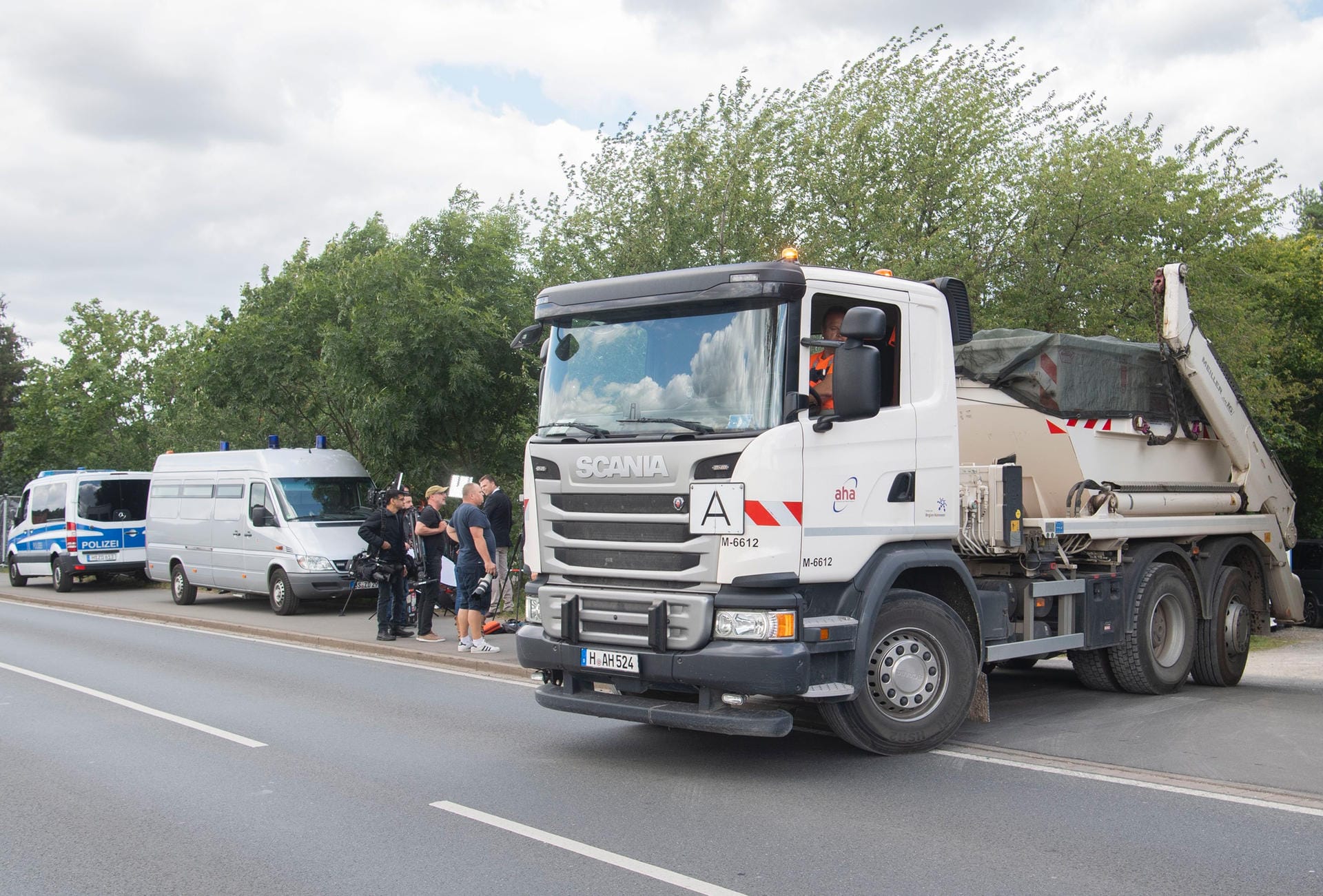 Ein Lkw transportiert einen Container nach Grabungen in einer Kleingartenanlage in der Region Hannover ab.