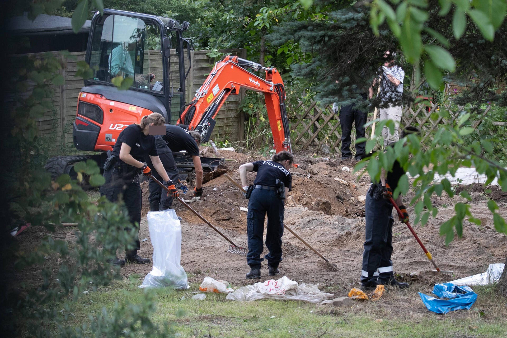 ... am 28. Juli in einer Kleingartenanlage am Stadtrand von Hannover mit Grabungsarbeiten begonnen.