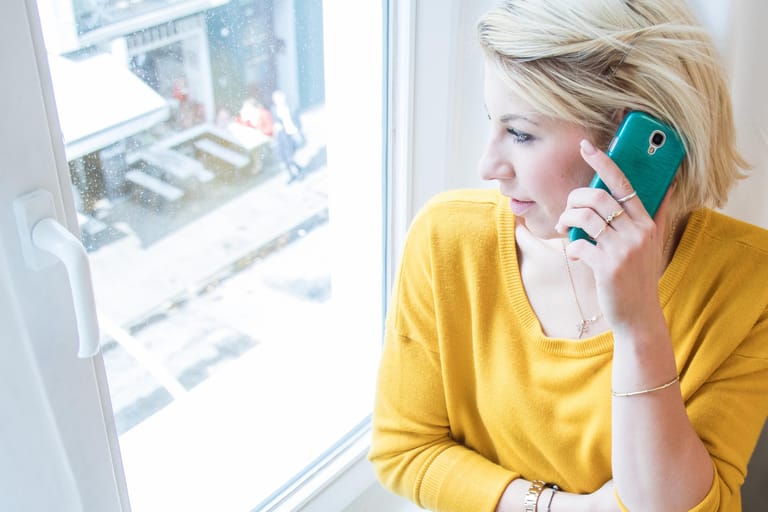 Tipp 2: Verträge checken. Strom, Gas oder Smartphone können Monat für Monat viel Geld verschlingen. Es kann sich daher lohnen, mehrere Angebote zu vergleichen. Am Ende muss gar nicht immer ein Wechsel stehen: Oft gibt Ihnen der Anbieter die Option, den Tarif zu wechseln und so Geld zu sparen.