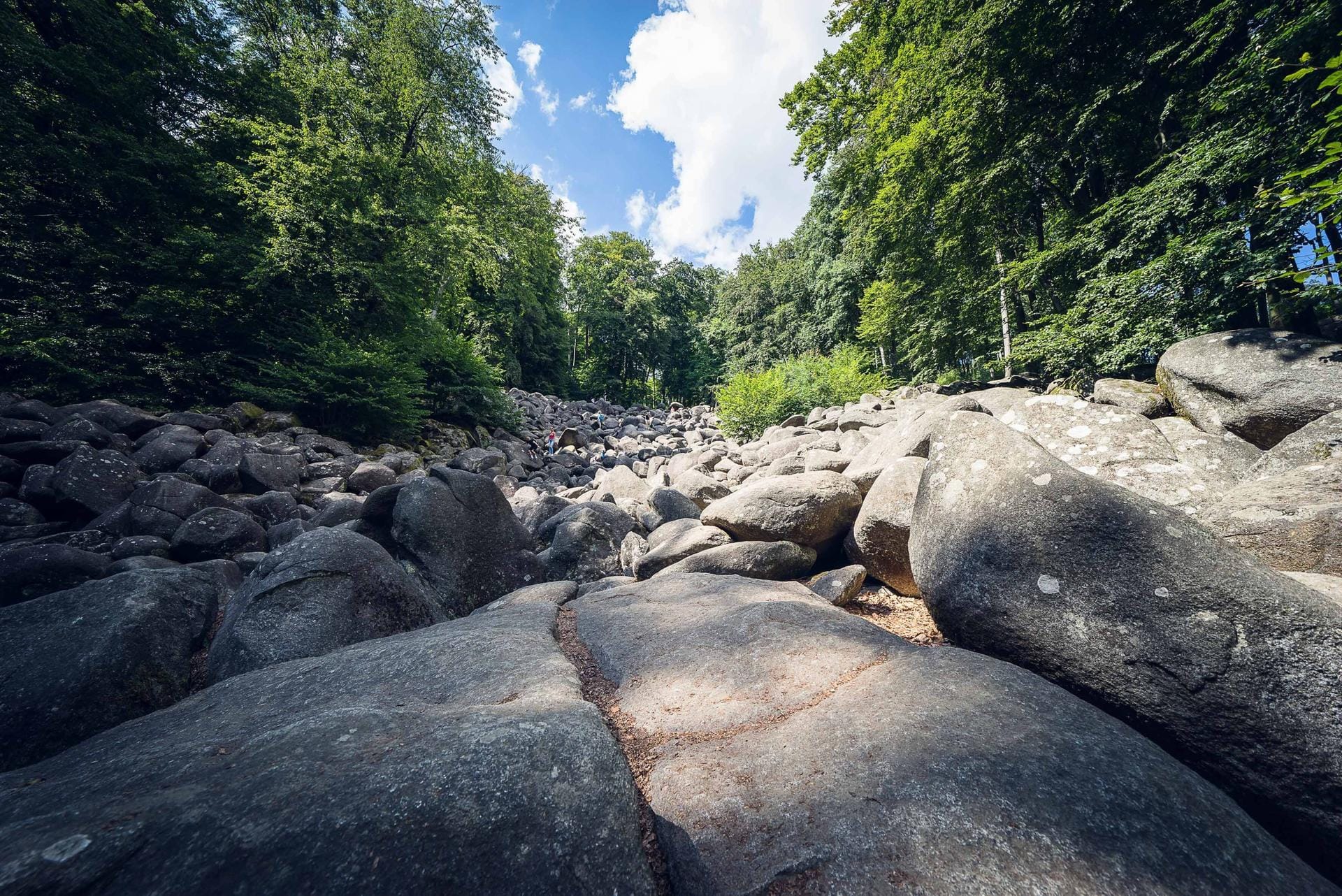 Ein Felsenmeer im Geopark-Naturpark im Vorderen Odenwald in Hessen: Es wurde bereits von den Römern zur Steingewinnung genutzt und ist heute ein beliebter Foto-Hotspot auf Wanderungen.