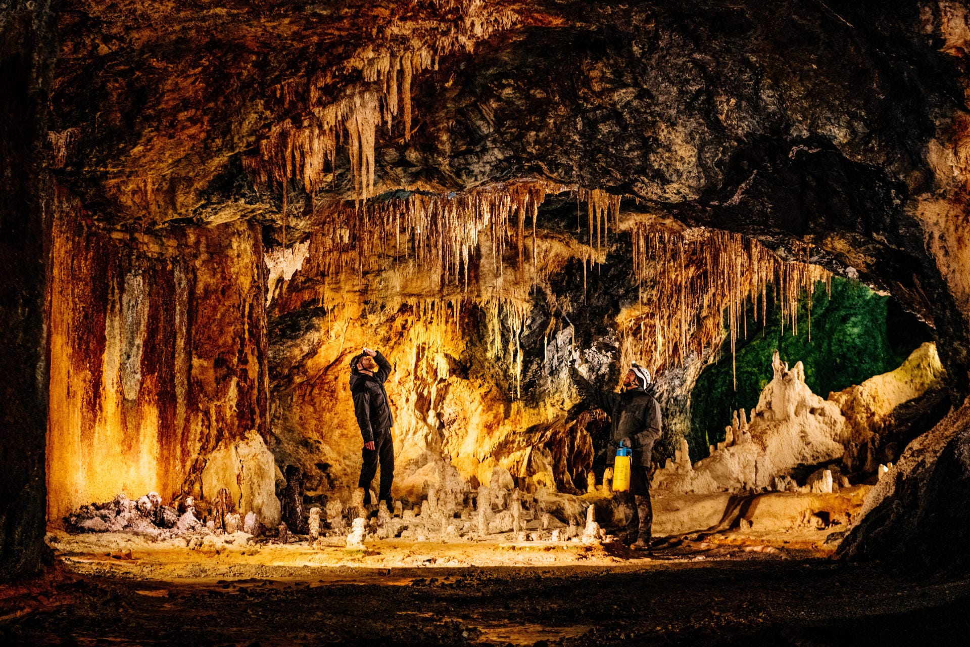 Zwei Mitarbeiter inspizieren eine Höhle der Saalfelder Feengrotten: Sie gelten als "Thüringens Wunder tief im Berg" und sind einem ehemaligem Schieferbergwerk entsprungen.