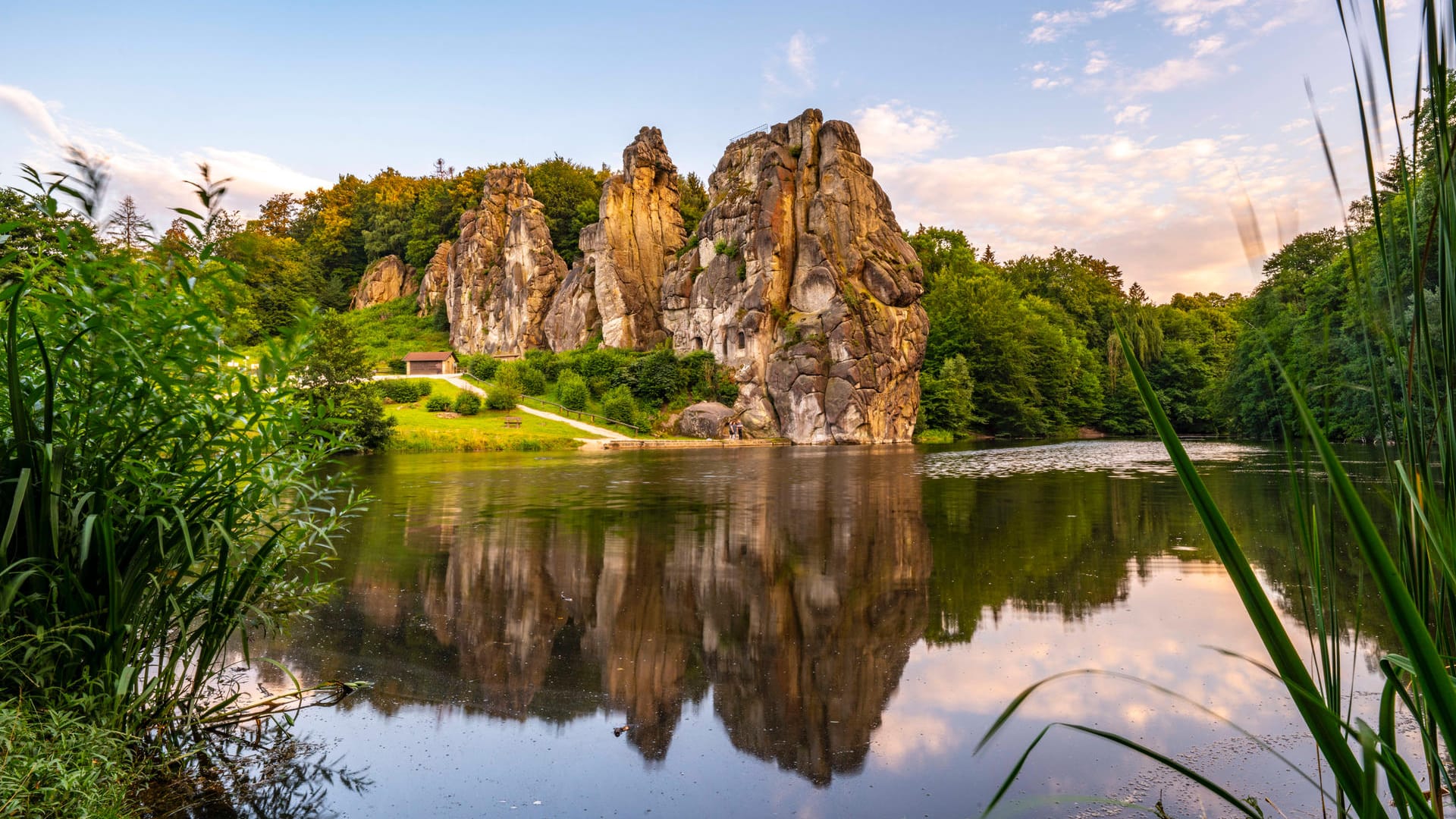 Die Externsteine, eine Sandstein-Felsformation im Teutoburger Wald bei Horn-Bad Meinberg: Die markanten Formationen stehen unter Natur- und Denkmalschutz.