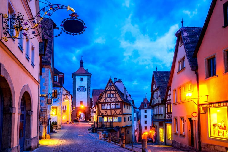 Rothenburg ob der Tauber in der Abenddämmerung: Die Kleinstadt im bayerischen Mittelfranken lädt mit seinen kleinen Gassen zum Flanieren ein. Sie ist bekannt für ihre mittelalterliche Architektur mit vielen Fachwerkhäusern.