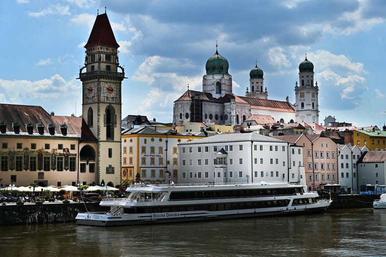 Blick auf den Rathausplatz in Passau: Die bayerische Stadt ist an drei Flüssen gelegen und hat einen gut erhaltenen historischen Ortskern.
