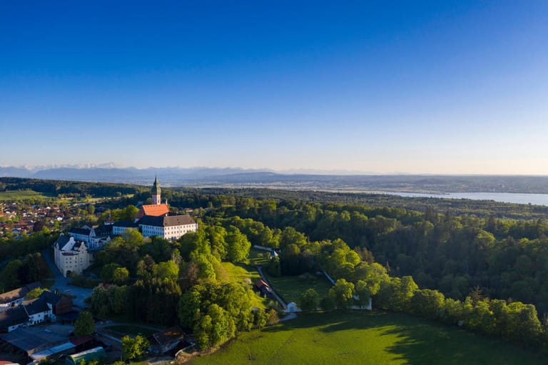 Das Kloster Andechs: Der Ort ist ein beliebtes Ziel zur Einkehr nach einer Wanderung rund um den Ammersee in Bayern.