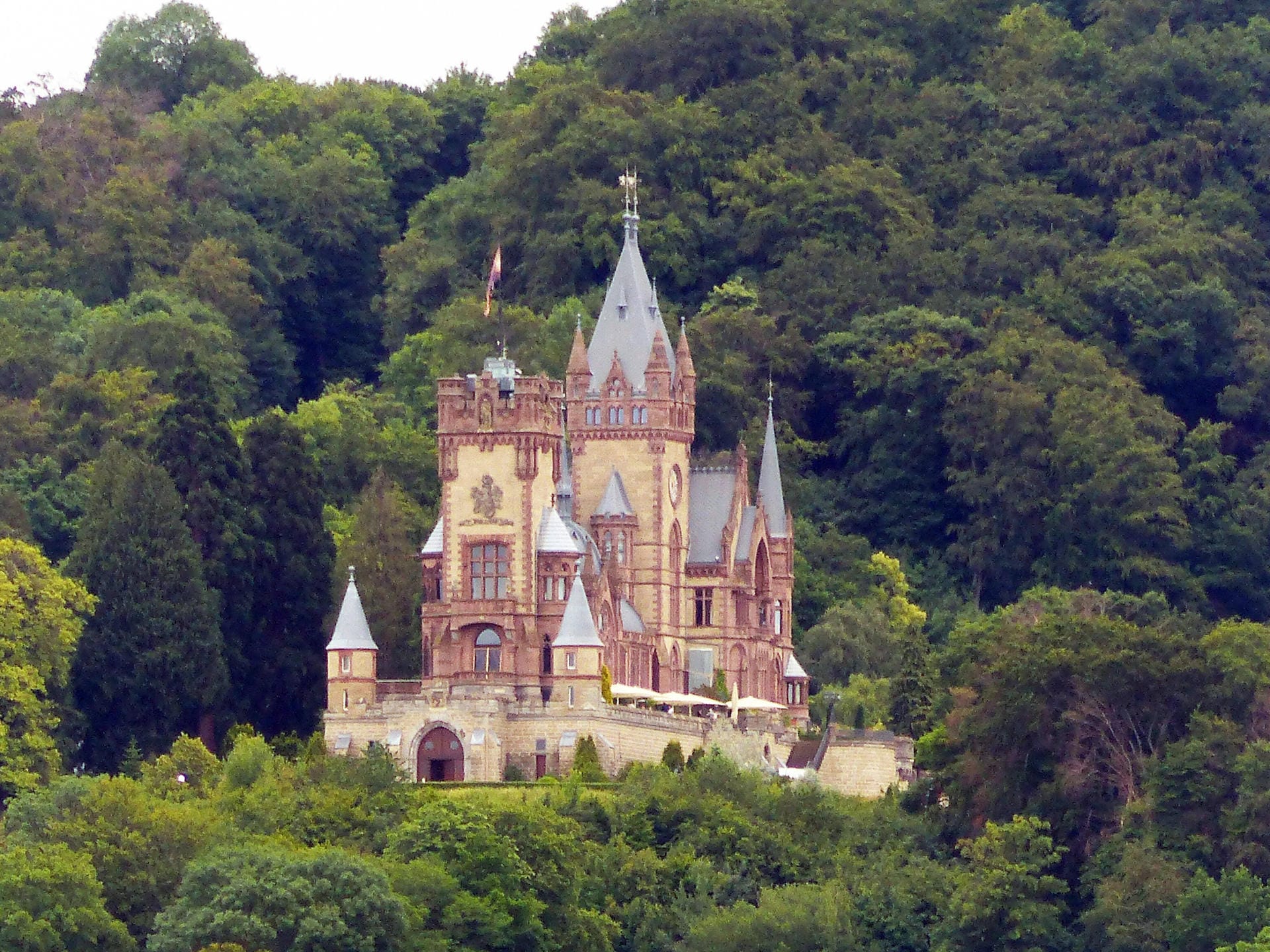 Das Schloss Drachenburg in Königswinter in Nordrhein-Westfalen: Es entstand in den Jahren 1882 bis 1884, wurde von seinem Erbauer Stephan von Sarter aber nie bewohnt. Ein Besuch dort lohnt sich vor allem in Kombination mit einer Wanderung durchs Siebengebirge.