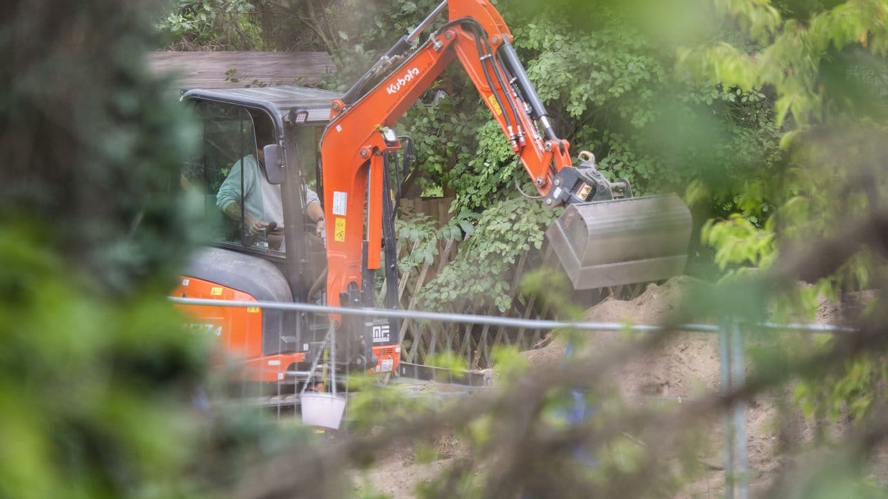 Bei dem Polizeieinsatz in der Kleingartenanlage in der Region Hannover kam auch ein Bagger zum Einsatz. Bei dem Polizeieinsatz in der Kleingartenanlage in der Region Hannover kam auch ein Bagger zum Einsatz.
