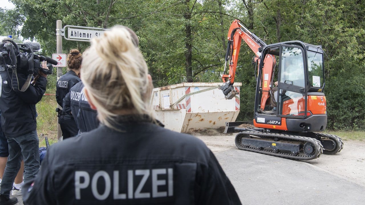 Die Polizei äußert sich noch nicht dazu, was bei der zweitägigen Durchsuchung gefunden wurde. Die Polizei äußert sich noch nicht dazu, was bei der zweitägigen Durchsuchung gefunden wurde.