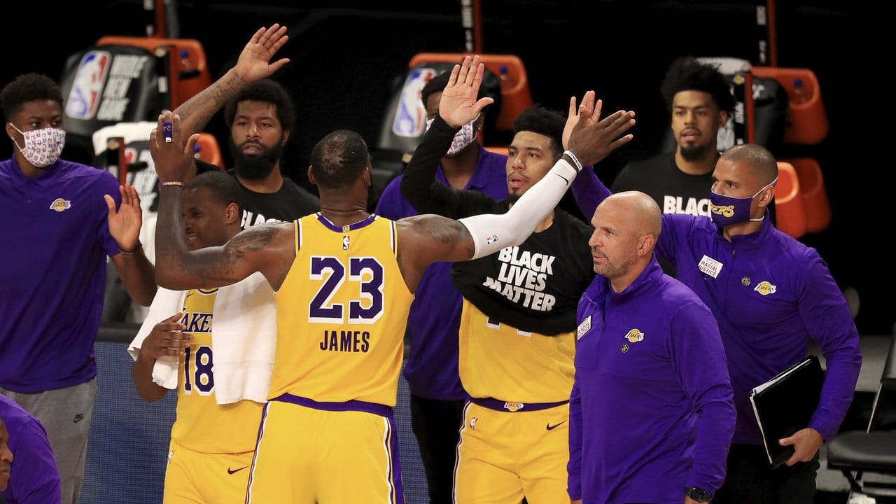 LeBron James (M) von den Los Angeles Lakers jubelt nach dem Spiel mit seinen Mannschaftskollegen.