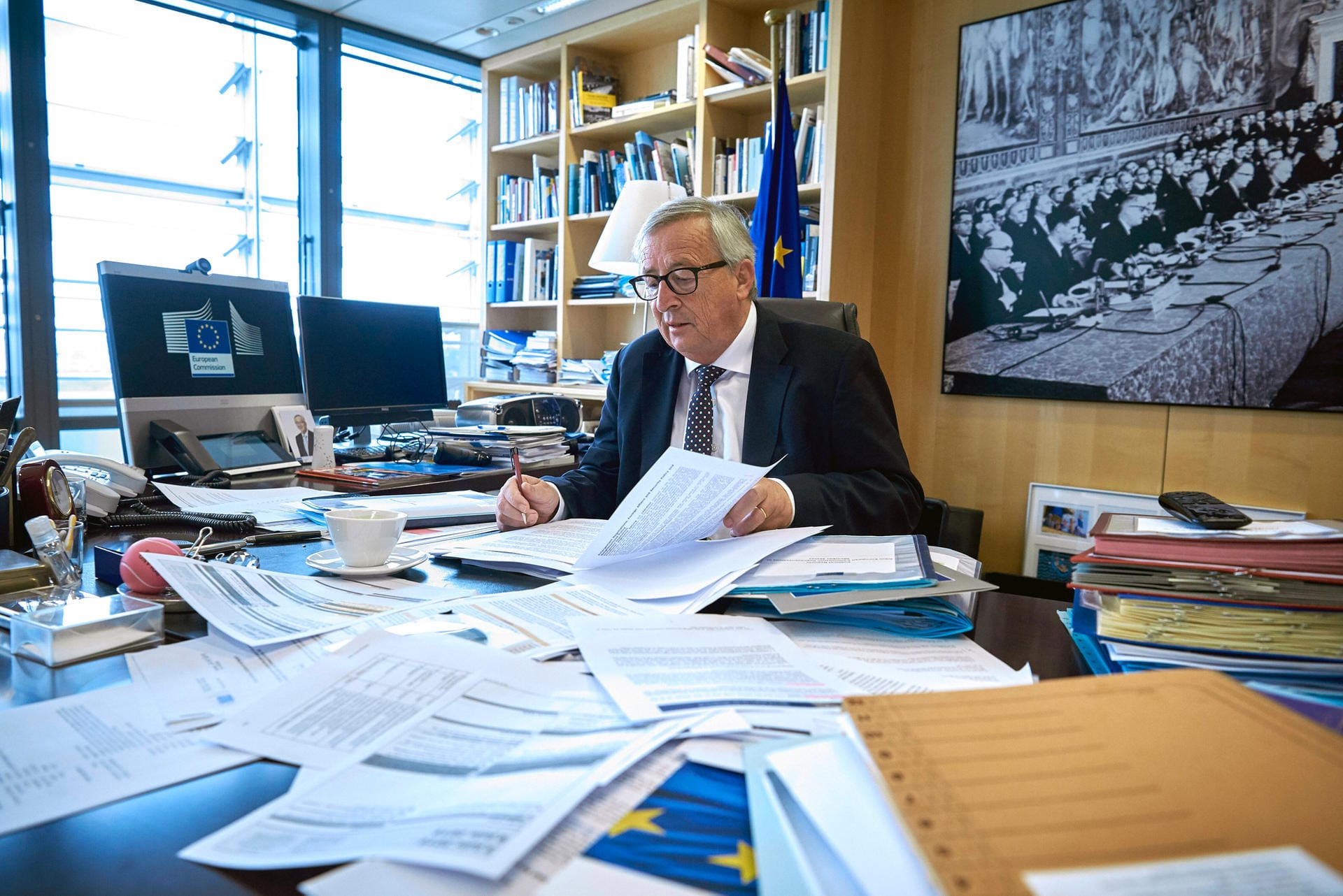 Der Europäer: 2014 wurde Juncker dann Chef der Europäischen Kommission. Dabei machte er nicht nur als leidenschaftlicher Europäer auf sich aufmerksam, sondern auch mit allerhand Klamauk. Seine Art der Politik machte ihn zu einem Menschenfänger, mit dem er sogar US-Präsident Donald Trump besänftigte.