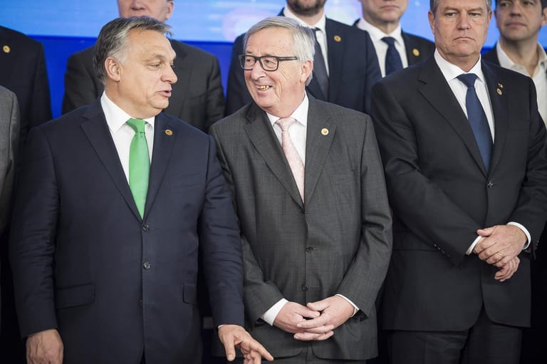 Der Direkte: So begrüßte er 2015 den ungarischen Präsidenten Victor Orban mit den Worten "Hallo Diktator". Orban stand bereits damals für seine autoritäre Politik in der Kritik. Auch heute noch spart Juncker nicht deutlichen Worten in Richtung ungarische Regierung.
