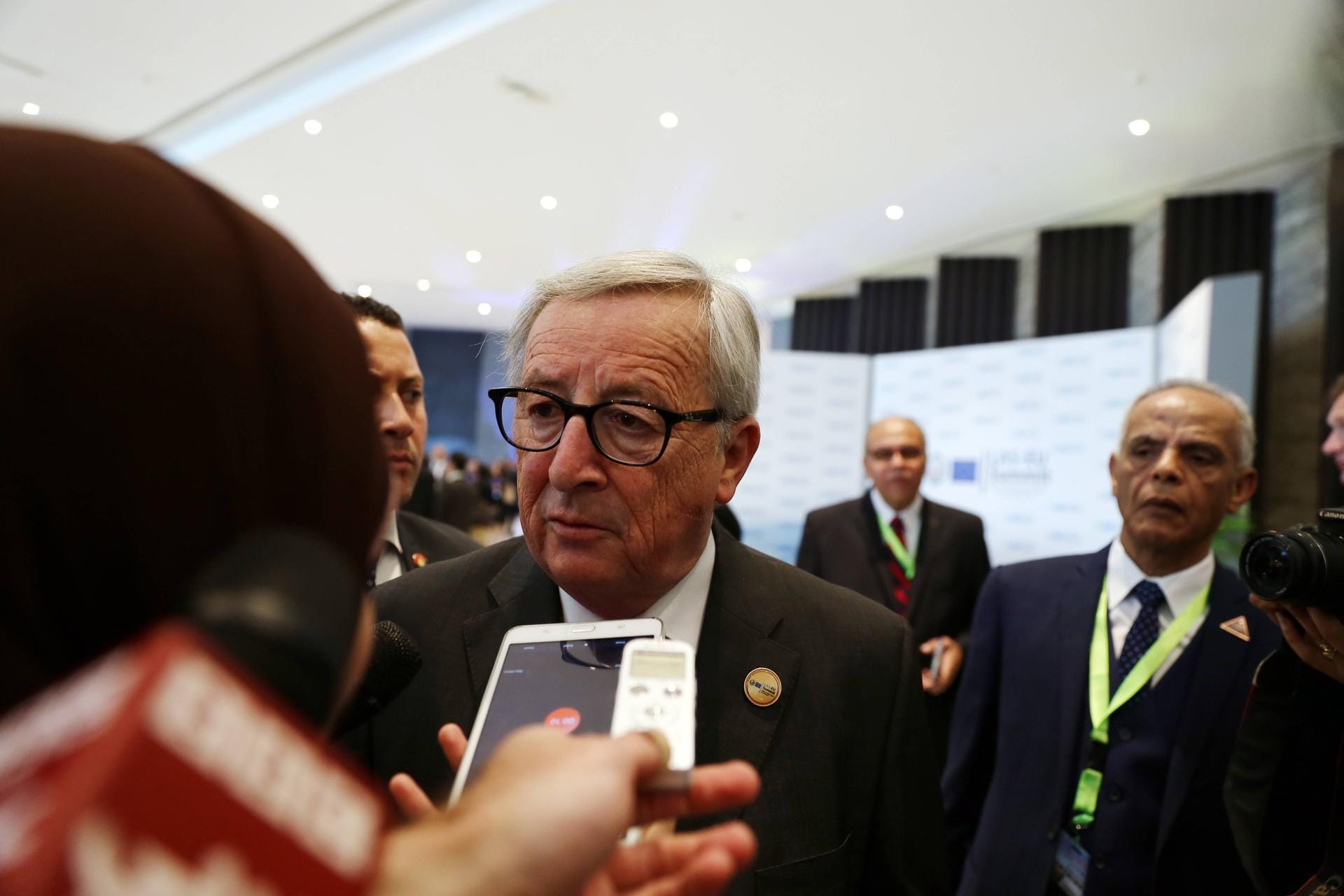 Am Telefon: Bei einer Pressekonferenz in Ägypten bimmelte plötzlich Junckers Mobiltelefon. Seine Reaktion? "Wer hat diese Dinger bloß erfunden?". Am Apparat war seine Frau. Hunderte Zuschauer sahen zu, wie er das Handy beiseite legte und sagte: "Es war nur die übliche Verdächtige"