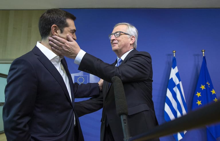 Liebe Grüße: Küsschen für Frankreichs Präsident Macron, eine Ohrfeige für den griechischen Regierungschef Alexis Tsipras: Für seine außergewöhnlichen Begrüßungen ist Juncker in ganz Europa gefürchtet. Die Staatschefs nehmen es ihm nicht krumm.
