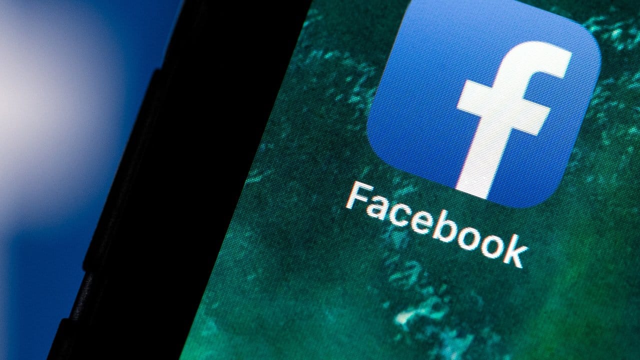 Der Rückgang von Werbeeinnahmen zeigt beim Online-Netzwerk Facebook Wirkung.