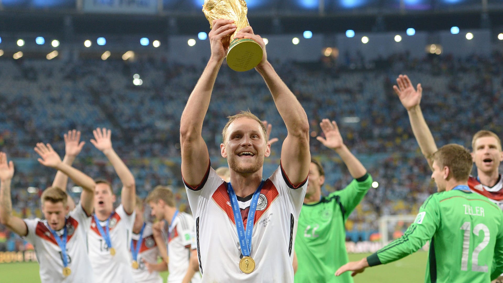 2014 krönte sich die deutsche Nationalmannschaft in einer historischen Nacht im Maracana-Stadion von Rio de Janeiro zum Weltmeister. Seitdem hat sich viel in der DFB-Elf verändert. Aber was machen die Weltmeister von 2014 eigentlich heute? t-online zeigt es Ihnen in einer Fotoshow.