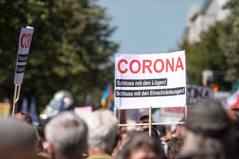 Kritiker befürchten, dass die Anti-Corona-Demo ein Sammelbecken für Verschwörungstheoretiker und Rechtspopulisten ist. Viele Plakate der Protestierenden suggerieren derweil, dass die Pandemie eine große Lüge undurchsichtiger Mächte sei.