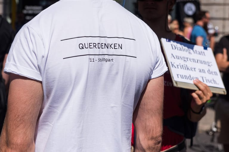 Zu der Kundgebung hat das Stuttgarter Bündnis "Querdenken 711" aufgerufen, das in der baden-württembergischen Landeshauptstadt bereits wiederholt Demonstrationen gegen Corona-Auflagen organisiert hat.