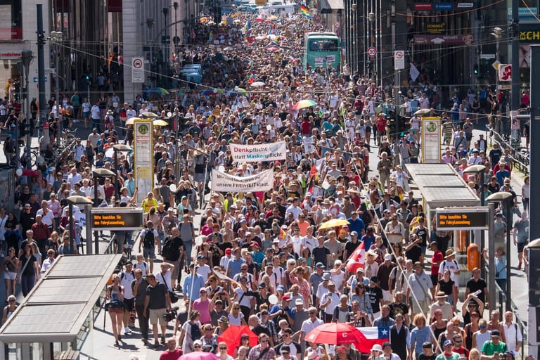 Tausende Demonstranten gehen in Berlin gegen aus ihrer Sicht unverhältnismäßige Corona-Regelungen auf die Straße. Kritiker befürchten eine Vereinnahmung durch Rechtspopulisten. Wie sich die Lage darstellt, sehen Sie in unserer Fotoshow.