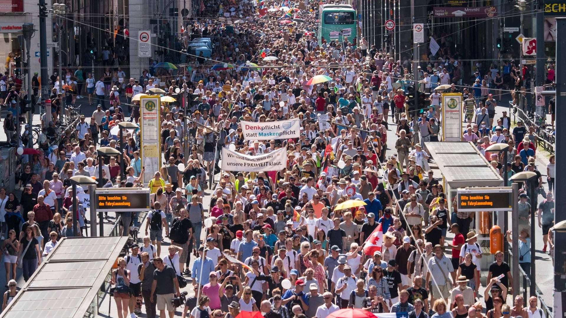 Tausende Demonstranten gehen in Berlin gegen aus ihrer Sicht unverhältnismäßige Corona-Regelungen auf die Straße. Kritiker befürchten eine Vereinnahmung durch Rechtspopulisten. Wie sich die Lage darstellt, sehen Sie in unserer Fotoshow.