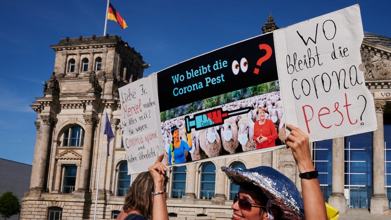 Aus Protest gegen die Einschränkungen in der Corona-Krise gingen in Berlin Tausende Menschen auf die Straße.