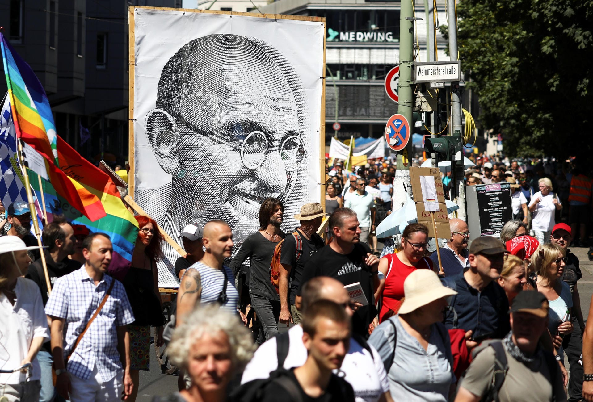 Einige Demonstranten sehen sich in der Tradition des gewaltlosen Widerstands Mahatma Gandhis.