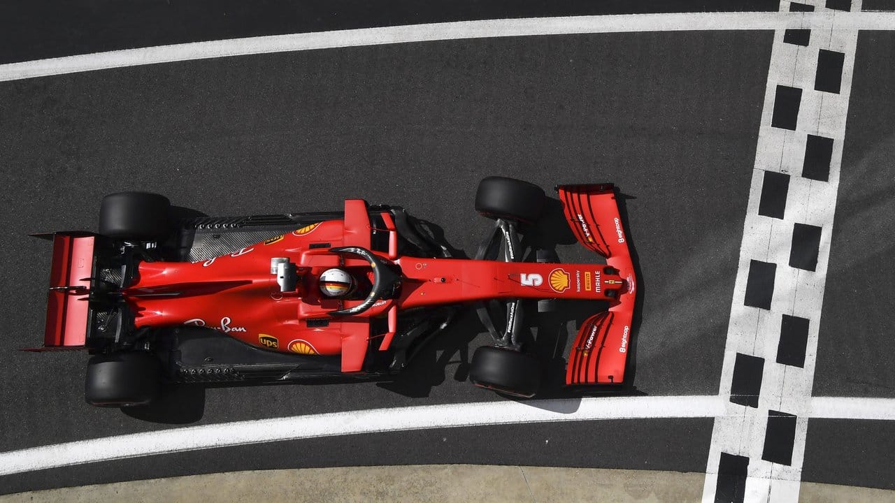 Sebastian Vettel fuhr im lahmenden Ferrari als Zehnter wieder nur hinterher.