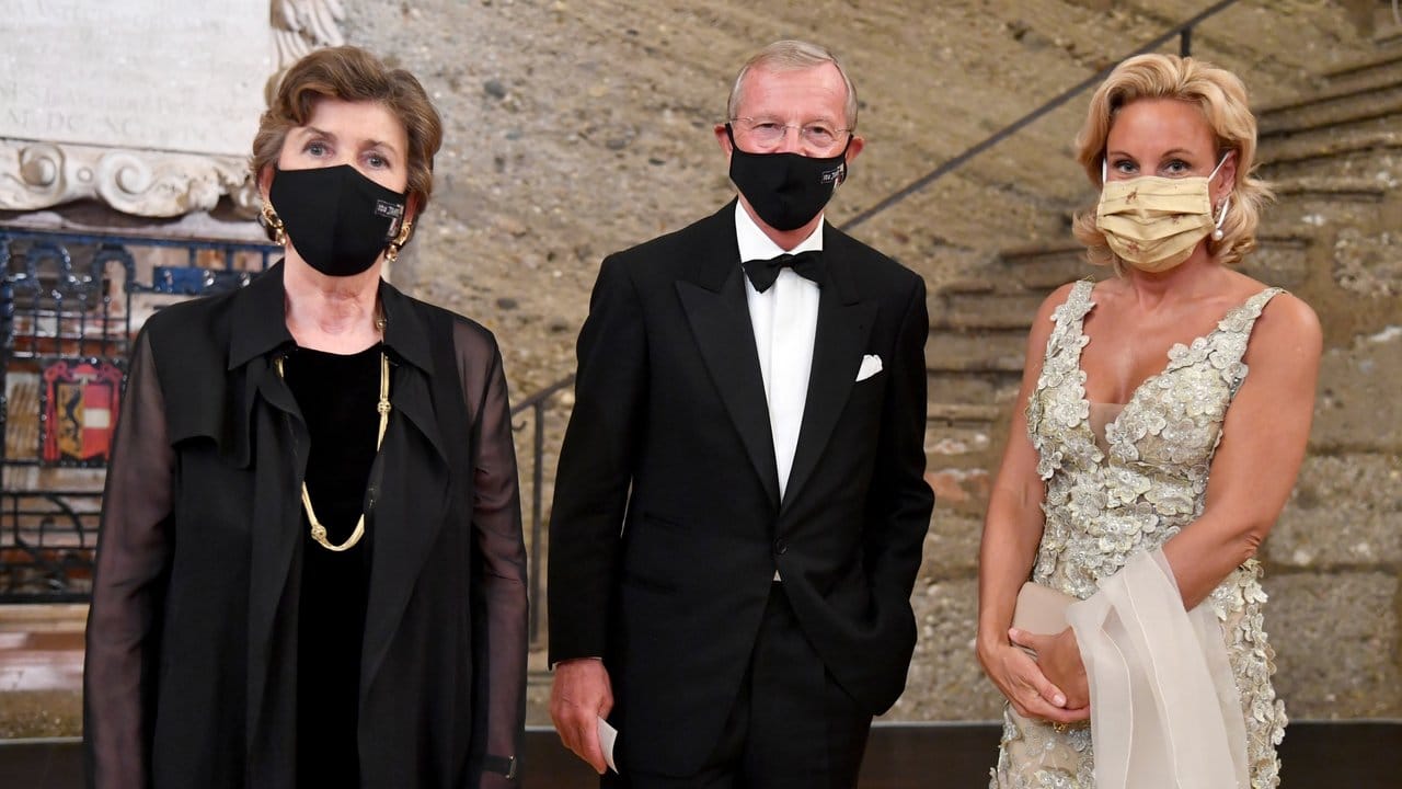 Festspielpräsidentin Helga Rabl-Stadler (l), Salzburgs Landeshauptmann Wilfried Haslauer und Ehefrau Christina Rößlhuber vor Beginn der "Elektra"-Premiere. Festspielpräsidentin Helga Rabl-Stadler (l), Salzburgs Landeshauptmann Wilfried Haslauer und Ehefrau Christina Rößlhuber vor Beginn der "Elektra"-Premiere.
