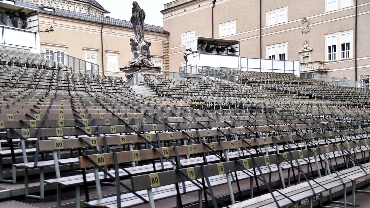 Um Abstand zu gewähren, ist jeder zweite Sitzplatz der Zuschauerränge vor der Bühne des "Jedermann" mit Gurten gesperrt. Um Abstand zu gewähren, ist jeder zweite Sitzplatz der Zuschauerränge vor der Bühne des "Jedermann" mit Gurten gesperrt.