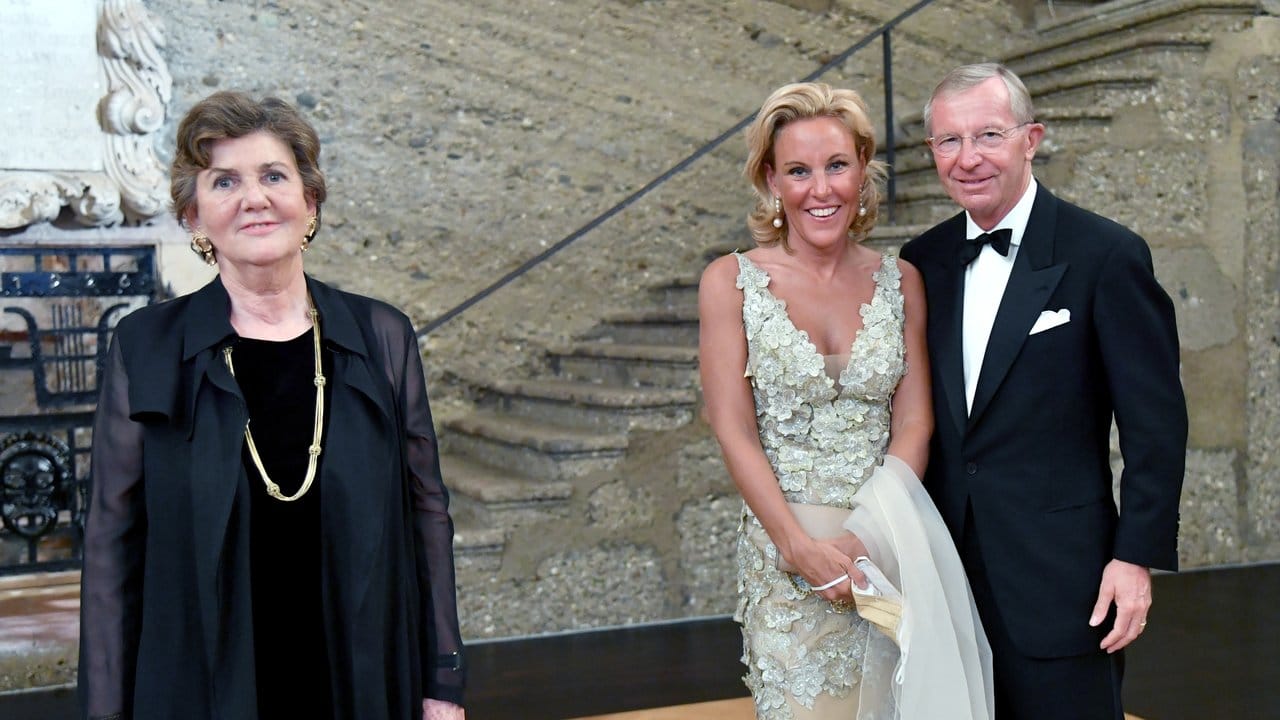 Ohne Masken - aber mit Abstand: Festspielpräsidentin Helga Rabl-Stadler (l), Salzburgs Landeshauptmann Wilfried Haslauer und Ehefrau Christina Rößlhuber. Ohne Masken - aber mit Abstand: Festspielpräsidentin Helga Rabl-Stadler (l), Salzburgs Landeshauptmann Wilfried Haslauer und Ehefrau Christina Rößlhuber.