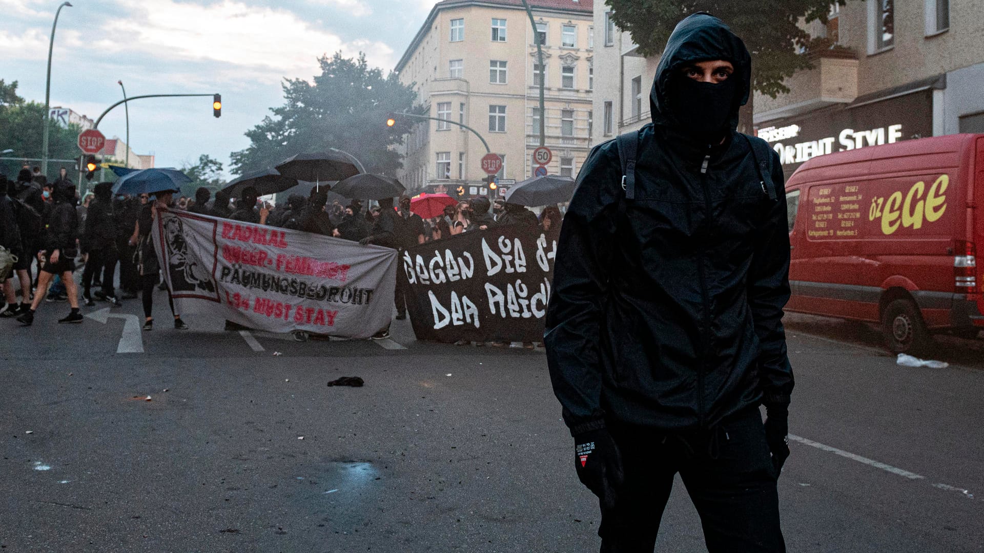 Im Berliner Stadtteil Neukölln ist es am Samstagabend zu Ausschreitungen gekommen. Autonome und Polizei stießen nach der Auflösung einer Demo gegen die Räumung einer Szene-Kneipe zusammen. Mehrere Polizisten wurden verletzt. Die wichtigstens Bilder finden Sie hier in der Fotoshow.