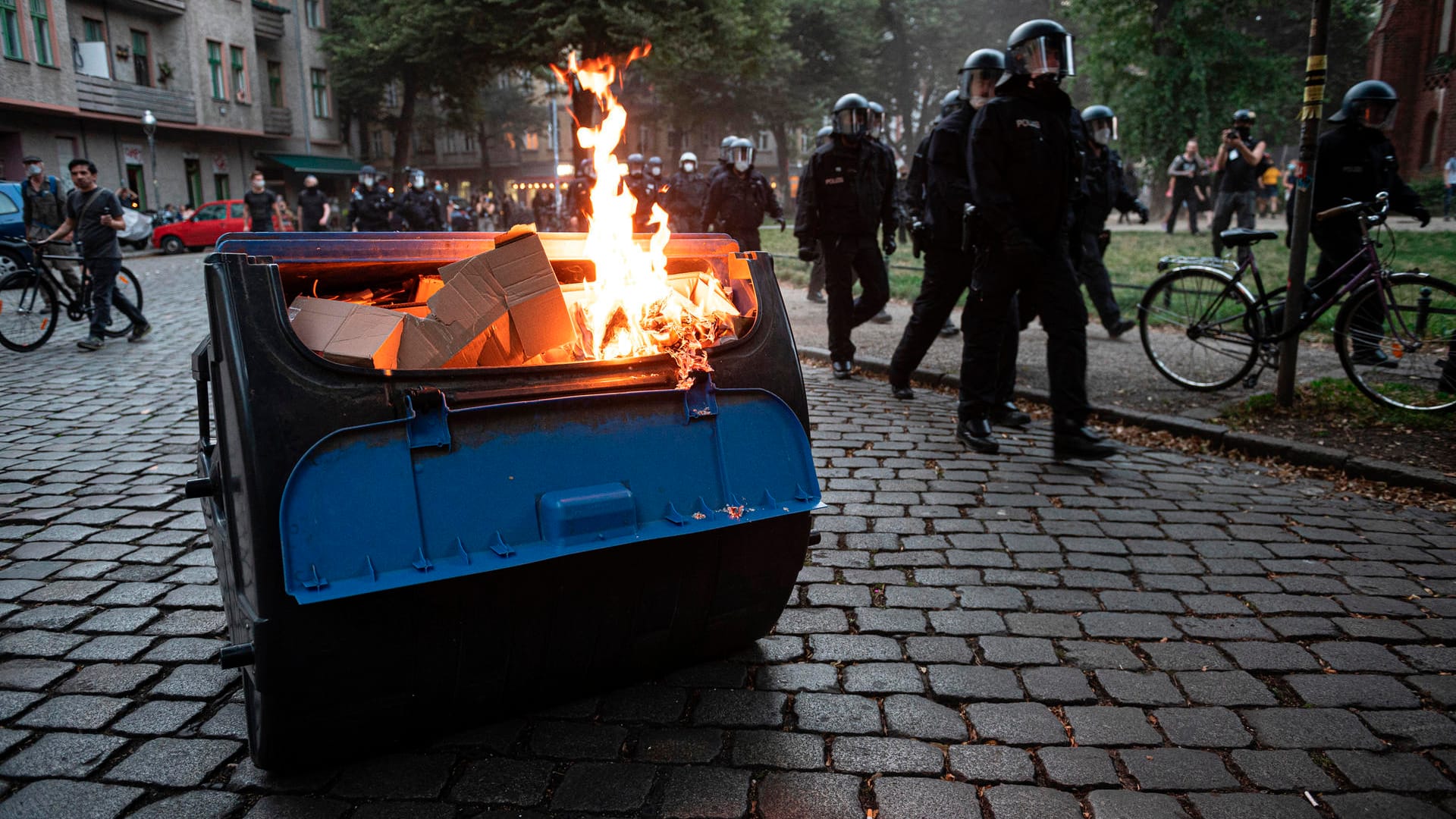 Die Demonstranten, die gegen die Räumung der Szene-Kneipe "Syndikat" protestierten, zündeten unter anderem Mülltonnen und -container an. Der Veranstalter löste die Kundgebung auf, die Polizei mobilisierte sich.