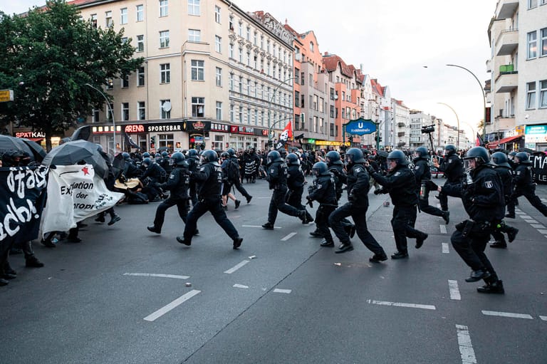 Nachdem Demonstranten Steine warfen, reagierte die Polizei mit Härte und trieb den "Schwarzen Block" auseinander.