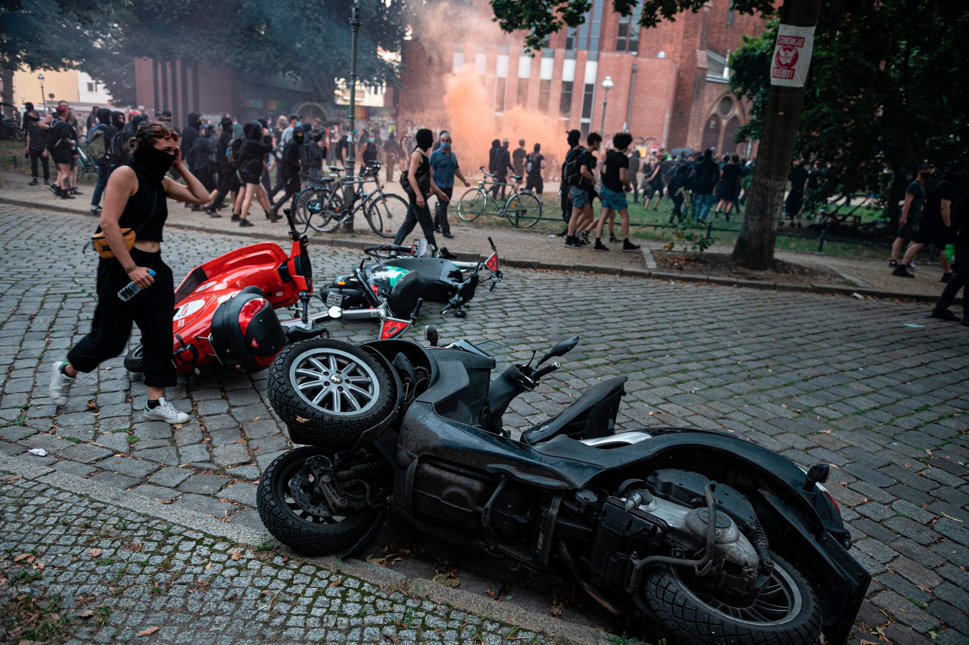 Motorräder und Roller wurden als Barrikaden genutzt.