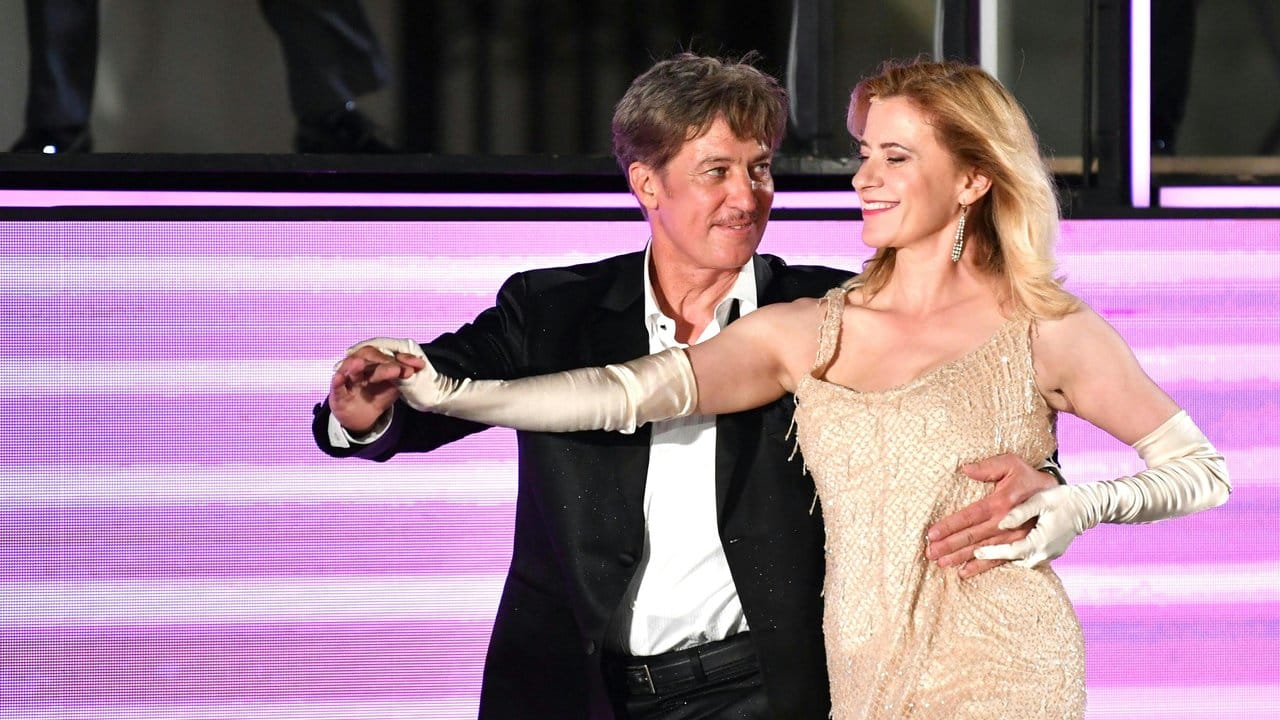 Tobias Moretti als Jedermann und Caroline Peters als Buhlschaft. Tobias Moretti als Jedermann und Caroline Peters als Buhlschaft.