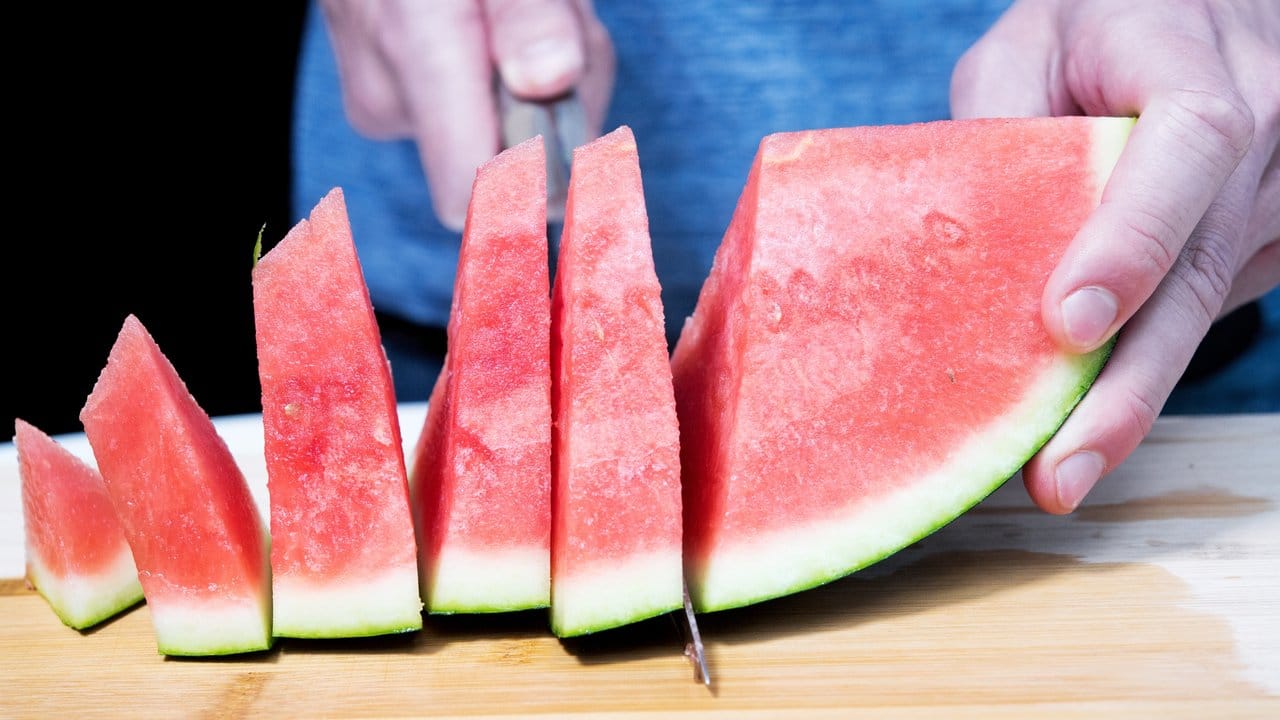 Auch aus dem Melonengrün - der Teil zwischen dem roten Fruchtfleisch und der ungenießbaren Haut - lässt sich etwas zubereiten, etwa "Gurkamix".