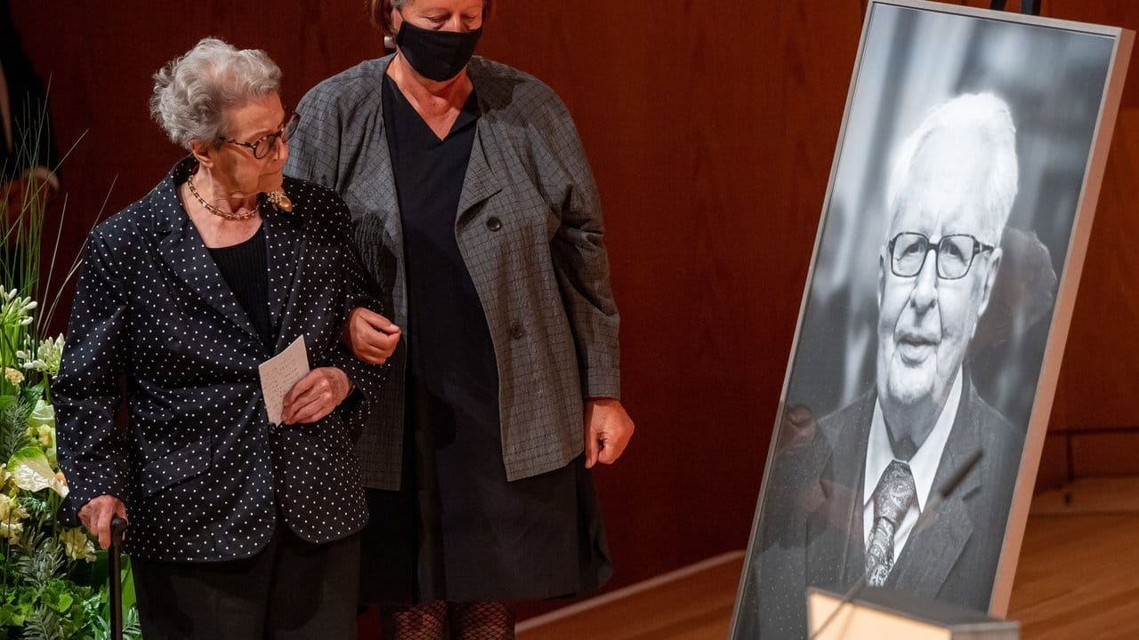 Liselotte Vogel (l) nimmt an der Trauerfeier der Stadt München für ihren Mann, den früheren SPD-Chef Hans-Jochen Vogel, im Gasteig teil. Liselotte Vogel (l) nimmt an der Trauerfeier der Stadt München für ihren Mann, den früheren SPD-Chef Hans-Jochen Vogel, im Gasteig teil.