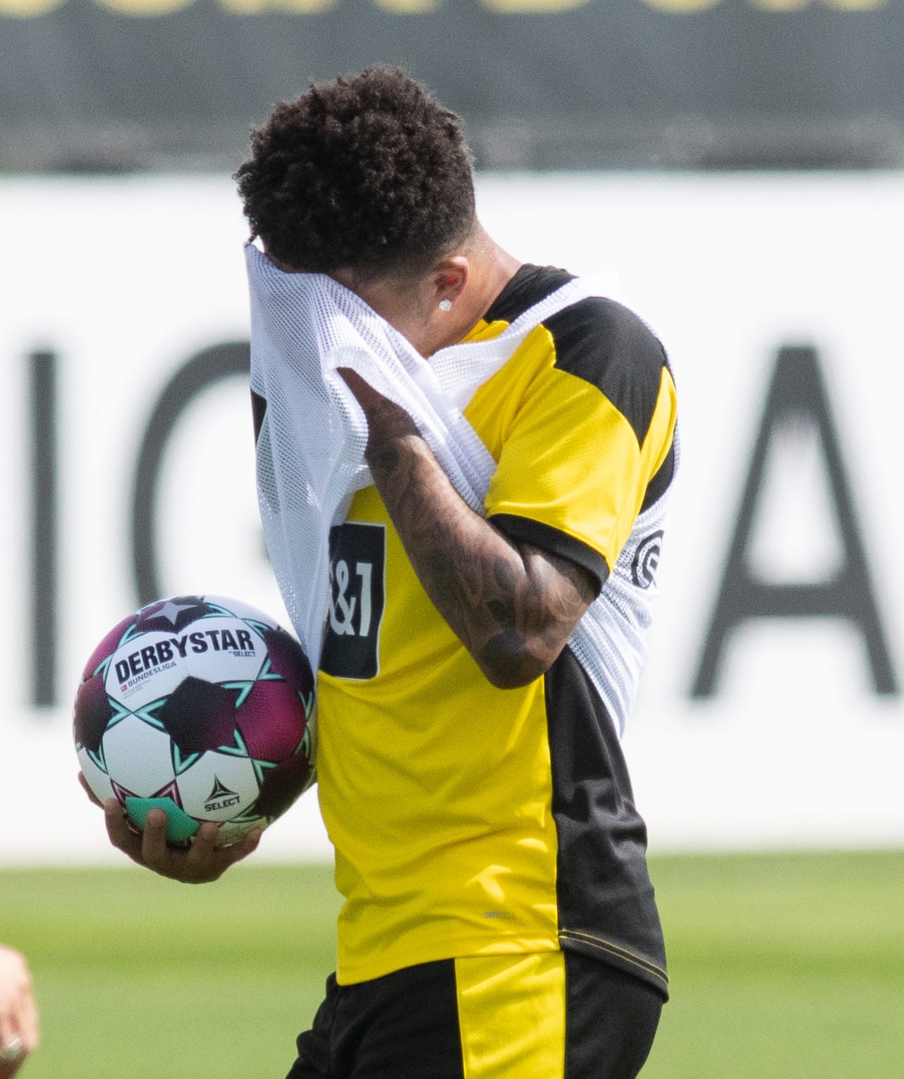 Jadon Sancho wischt sich den Schweiß aus dem Gesicht: Der 20-Jährige ist seit der Saison 2017/18 beim BVB.