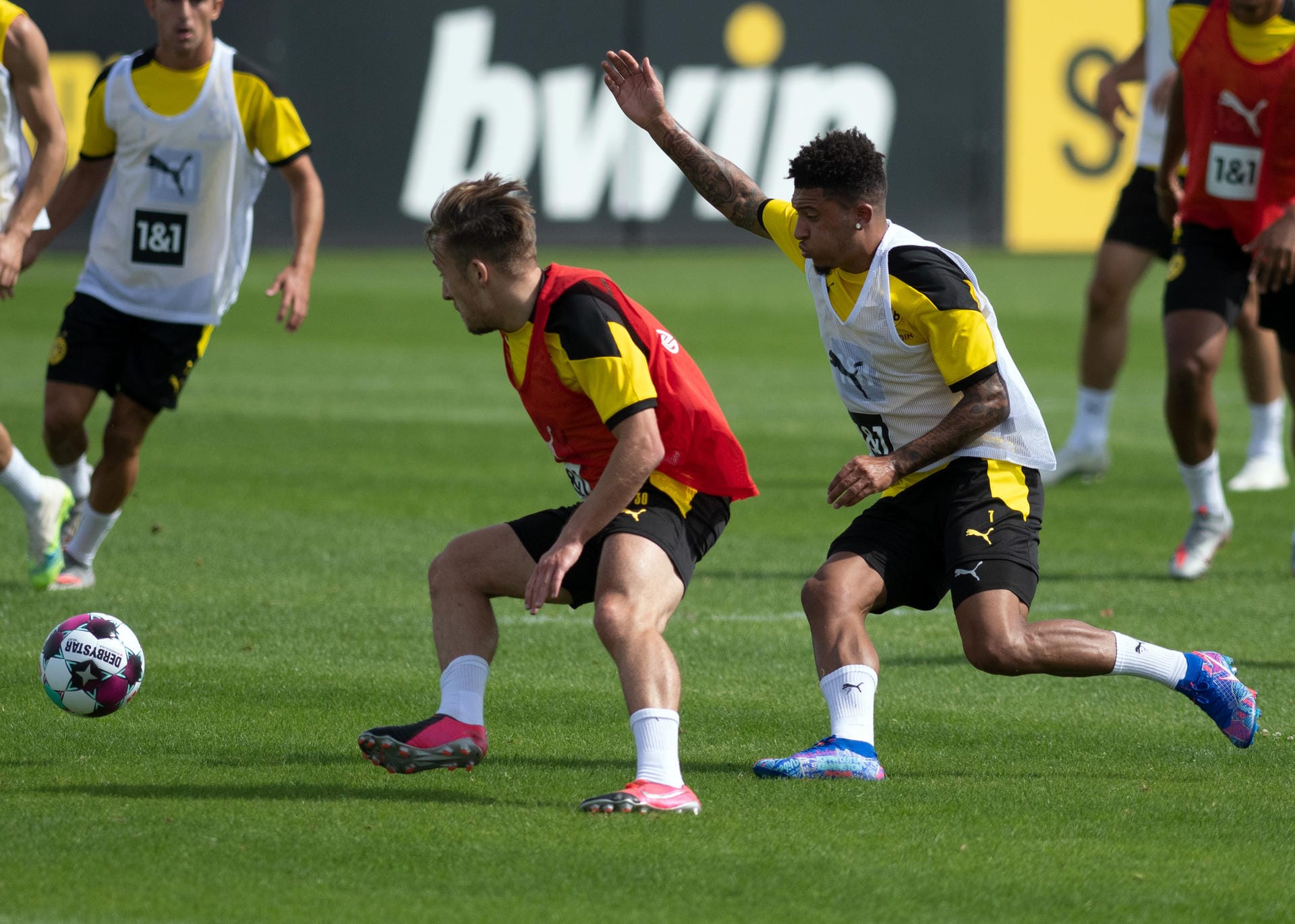 Felix Passlack (l) und Jadon Sancho: Sie nehmen am Trainingsauftakt von Borussia Dortmund auf dem Trainingsgelände teil.