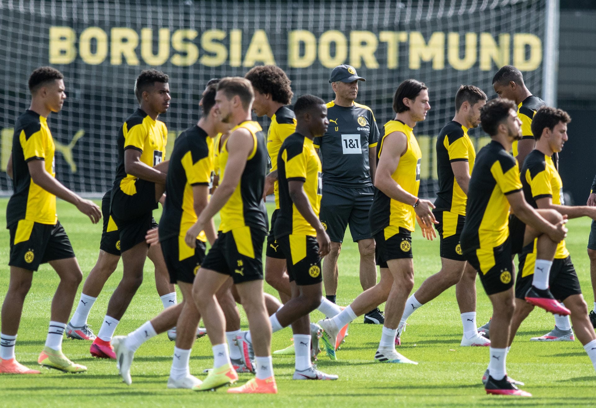 Traingsauftakt bei Borussia Dortmund: Lucien Favre (6.v.l.) leitet das Training seiner Mannschaft.
