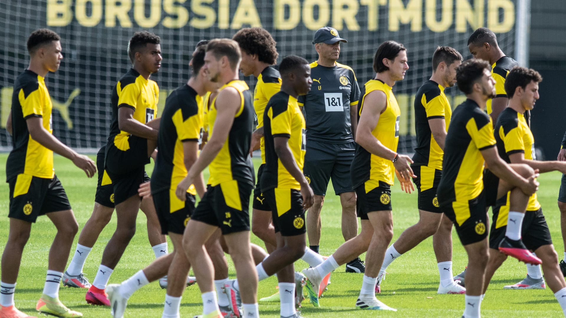 Traingsauftakt bei Borussia Dortmund: Lucien Favre (6.v.l.) leitet das Training seiner Mannschaft.