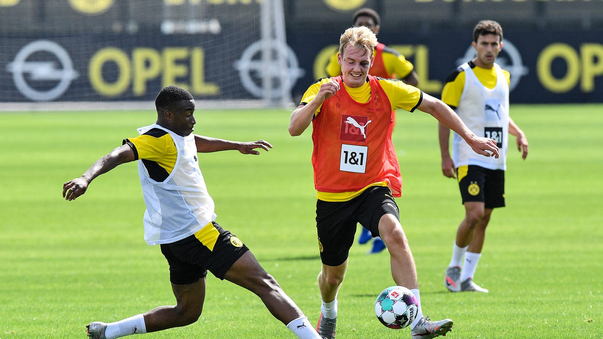 Youssoufa Moukoko (links): Der 15-Jährige kämpft mit Julian Brandt um den Ball.