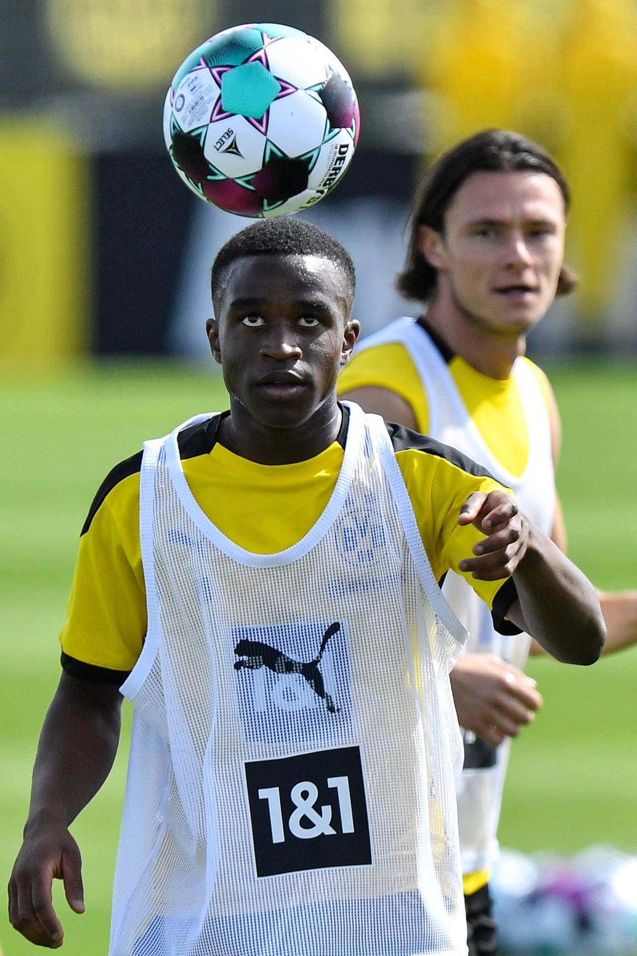 Youssoufa Moukoko köpft den Ball: Der 15-Jährige gilt als Wunderkind und spielte bereits mit zwölf Jahren in der Bundesliga.
