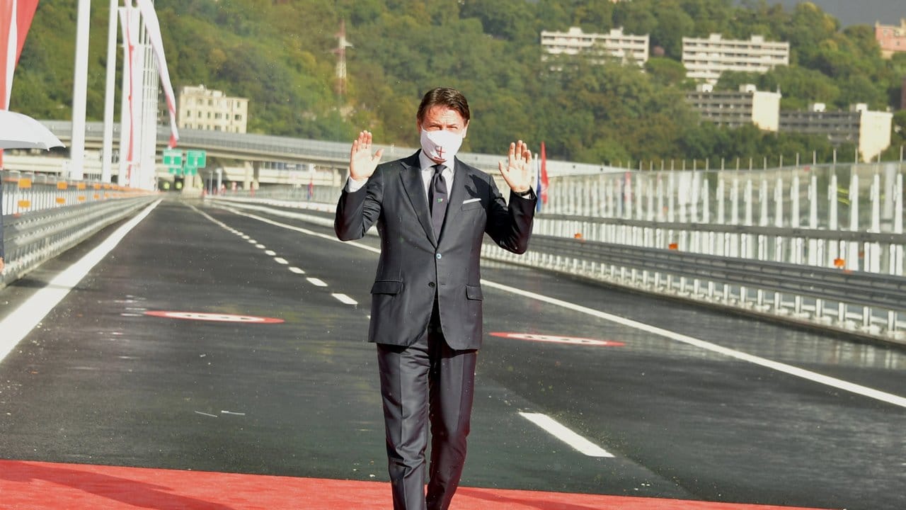 Nach den Worten von Ministerpräsident Giuseppe Conte kann die Brücke "Vertrauen schaffen und die Bürger Genuas, Liguriens und ganz Italiens den Institutionen und dem Staat näher bringen". Nach den Worten von Ministerpräsident Giuseppe Conte kann die Brücke "Vertrauen schaffen und die Bürger Genuas, Liguriens und ganz Italiens den Institutionen und dem Staat näher bringen".