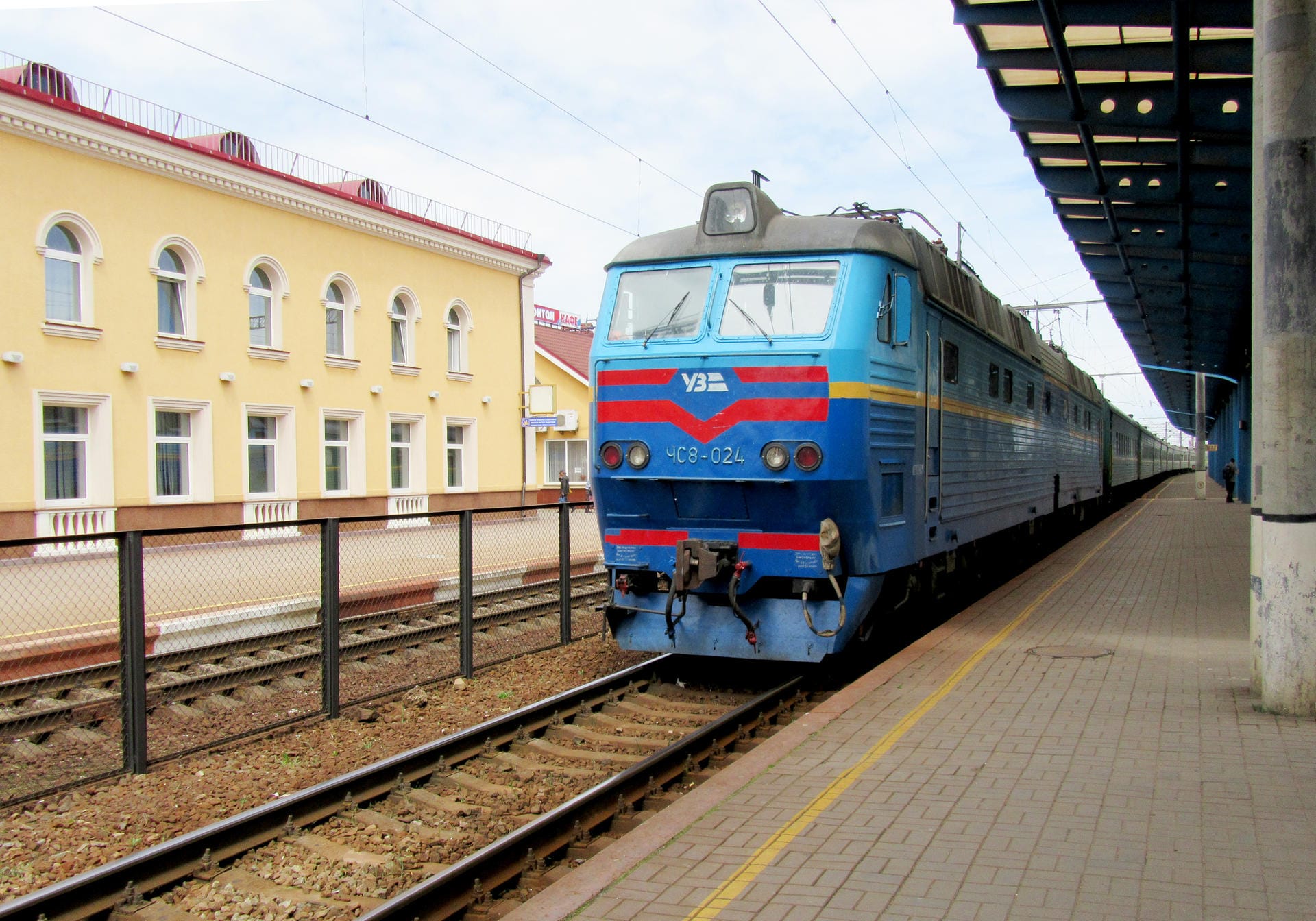 Bahnhof von Winnyzja in der Ukraine: Der Zug aus Moskau rollt ein.