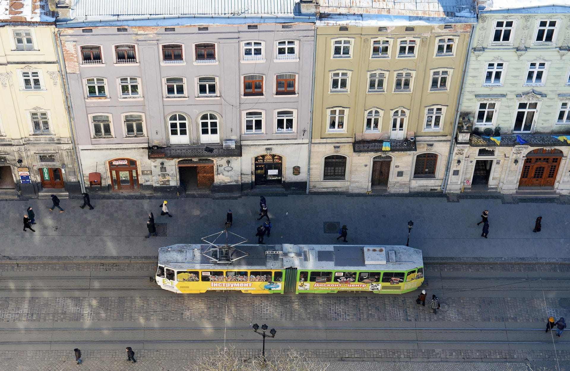 Quietschendes Transportmittel: Eine Tram fährt durch Lwiw in der Ukraine.