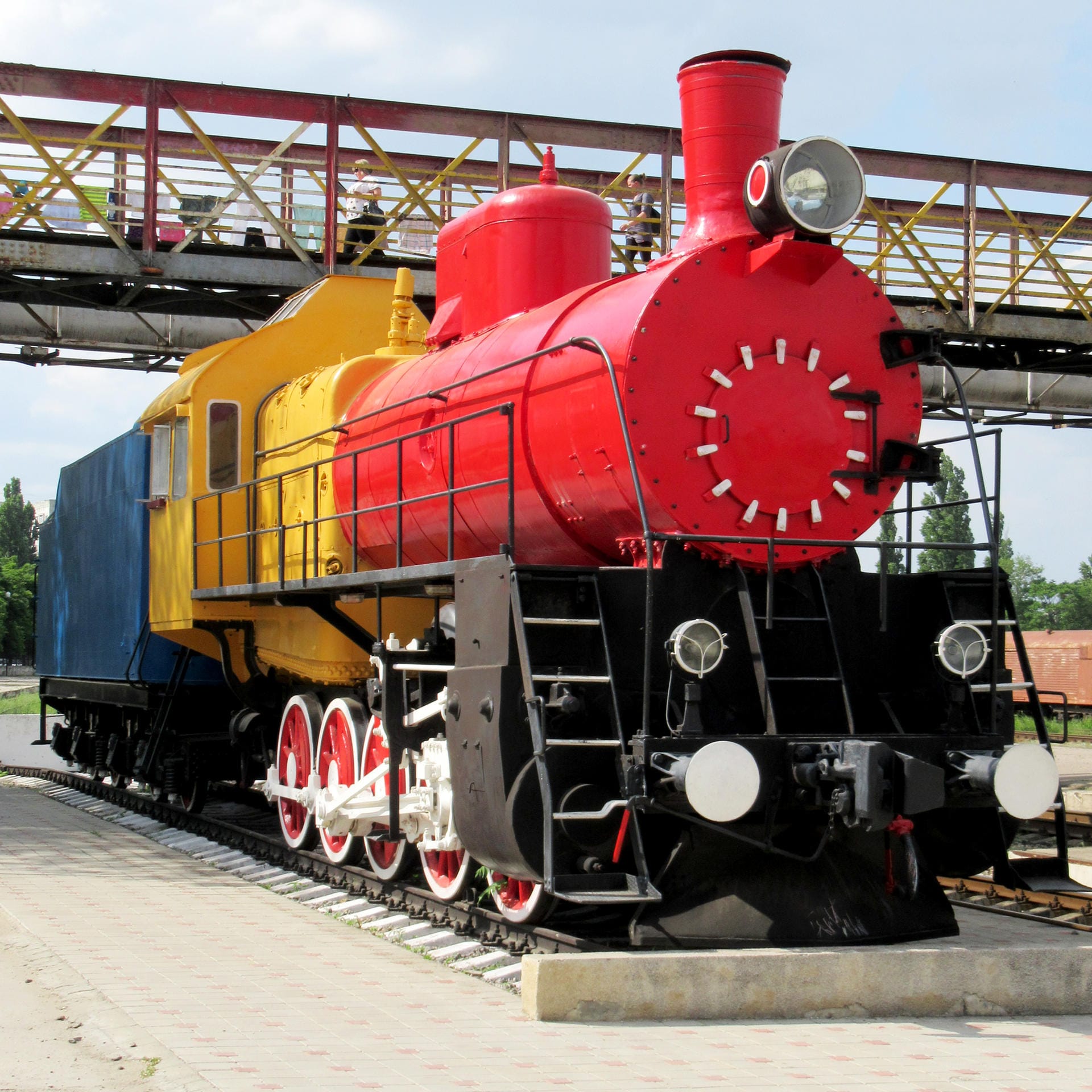 Nostalgie-Faktor: Bemalte, alte Dampflok im Bahnhof von Moldawiens Hauptstadt Chisinau.